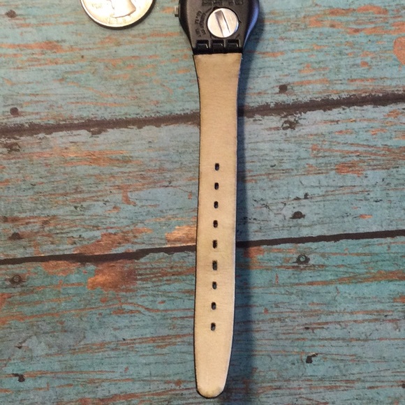 Patent leather Swatch Watch w/ bow on keeper - Picture 8 of 8